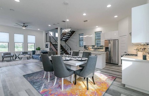 East Downtown Houston Casa | 5 BEDROOM + BATHS LUXURY HOME NEAR DOWNTOWN