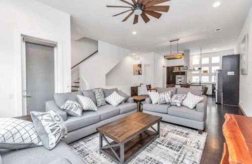 East Downtown Houston Casa | EaDo w/ Rooftop Bar | City Views | Private Jacuzzi