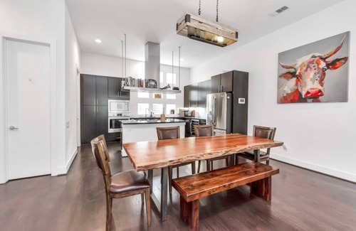 East Downtown Houston Casa | EaDo w/ Rooftop Bar | City Views | Private Jacuzzi