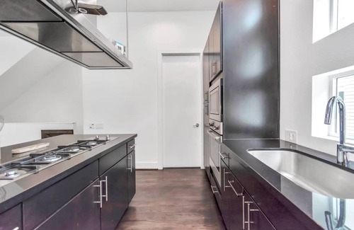 East Downtown Houston Casa | EaDo w/ Rooftop Bar | City Views | Private Jacuzzi