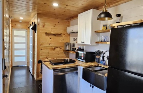Six Mile Cabina | Eagle Container Cabin B – Walterfalls, Upstate SC