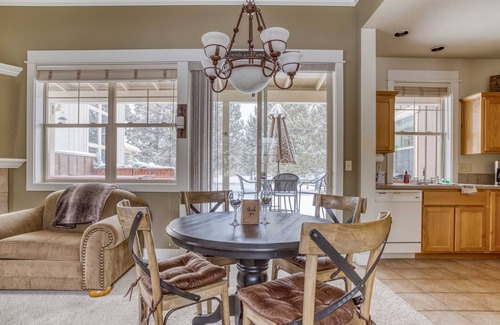 Redmond Casa | Eagle Crest 2 Bedroom Single Level Pet Friendly Home with a Hot Tub