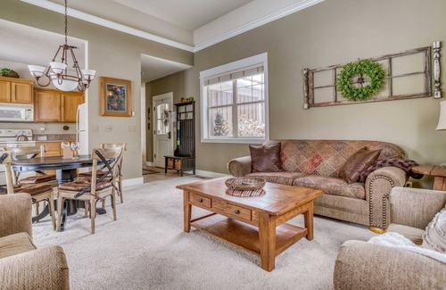 Redmond Casa | Eagle Crest 2 Bedroom Single Level Pet Friendly Home with a Hot Tub