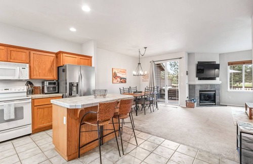 Redmond Condominio | Eagle Crest Condo on Golf Course w/ HOT TUB, Dogs Welcome!