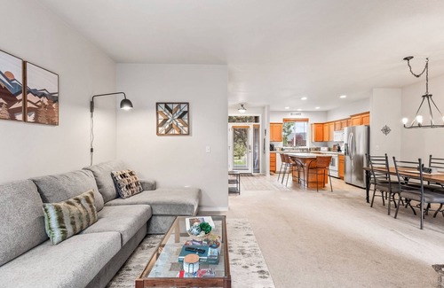 Redmond Condominio | Eagle Crest Condo on Golf Course w/ HOT TUB, Dogs Welcome!