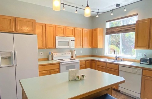 Redmond Casa | Eagle Crest dog friendly on the golf course home
