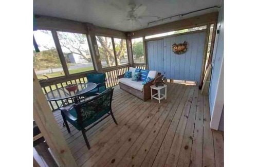 Hatteras Casa | Eagle Pass Cabina- Unique Cabin Perfect for Two!