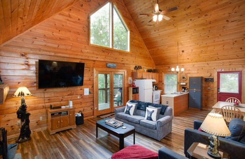 Sevierville Cabina | Eagle's Bluff Lookout: Mountain View & Game Room!