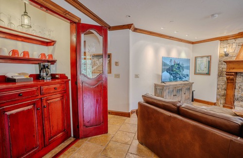 Olympic Valley Condominio | Eagle's Landing a Luxury Mountain Escape at Palisades Tahoe with Sweeping Tram & Peak Views