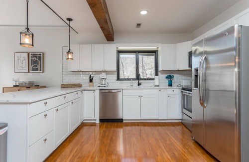 Massanutten Cabina | Eagle's Nest Cozy Cabin Mountain Retreat with WiFi, AC in McGaheysville