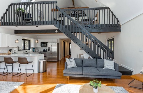 Massanutten Cabina | Eagle's Nest Cozy Cabin Mountain Retreat with WiFi, AC in McGaheysville