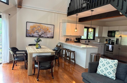 Massanutten Cabina | Eagle's Nest Cozy Cabin Mountain Retreat with WiFi, AC in McGaheysville