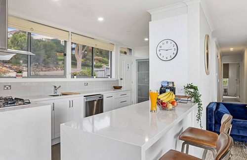 Dromana Casa | Eagle View Castle - Bay and City Views - Heated Pool and Spa