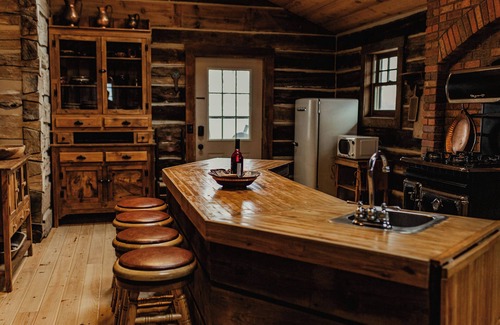 Ferryville Cabina | Eagle View Lodge - 1850's Driftless Log Cabin w/ Hot Tub