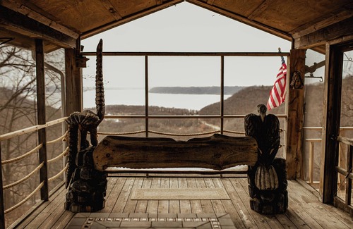 Ferryville Cabina | Eagle View Lodge - 1850's Driftless Log Cabin w/ Hot Tub