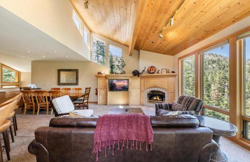 Alpine Meadows Casa | Eagles Nest by Tahoe Getaways - Pet Friendly with Hot Tub, Pool Table & Shuttle to Slopes