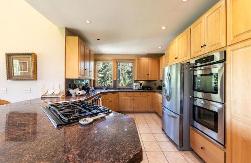 Alpine Meadows Casa | Eagles Nest by Tahoe Getaways - Pet Friendly with Hot Tub, Pool Table & Shuttle to Slopes