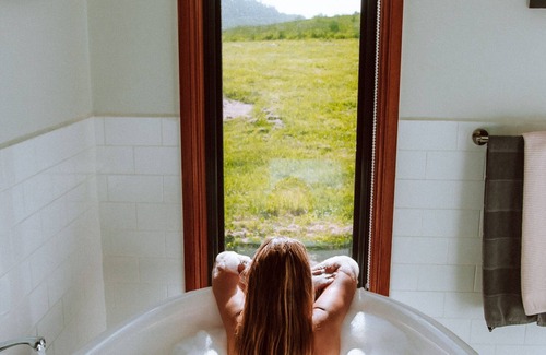 West Kentish Villa | Mountain Peace: baño único de tina de leche, tarifas familiares y vistas al campo
