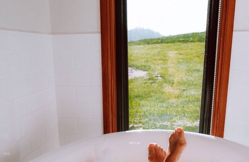West Kentish Villa | Mountain Peace: baño único de tina de leche, tarifas familiares y vistas al campo
