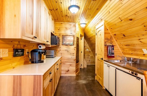 Dawson Cabina | Eagles Rest Cabin w/Hot Tub - Sleeps 6