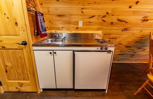 Dawson Cabina | Eagles Rest Cabin w/Hot Tub - Sleeps 6