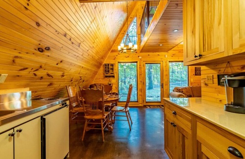 Dawson Cabina | Eagles Rest Cabin w/Hot Tub - Sleeps 6