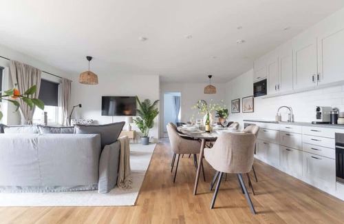 Bastad Condominio | Earthy Ground Floor Home Patio Sunbeds Greenery