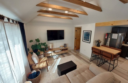 Erie Casa | East 38th Escape ~ 10 minute drive to the lake