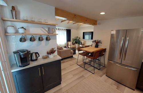 Erie Casa | East 38th Escape ~ 10 minute drive to the lake