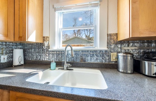 Govalle Cabaña | East Austin Bungalow - Parking - W/D - Updated - 2 Miles to E 6th - Yard