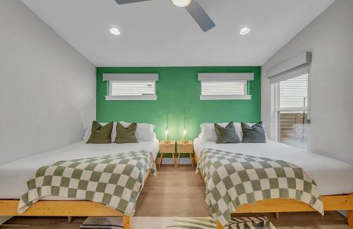 East MLK Casa | East Austin Getaway - 4BR - BBQ - Cowboy Pool - DT