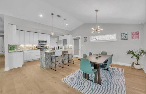 East MLK Casa | East Austin Getaway - 4BR - BBQ - Cowboy Pool - DT