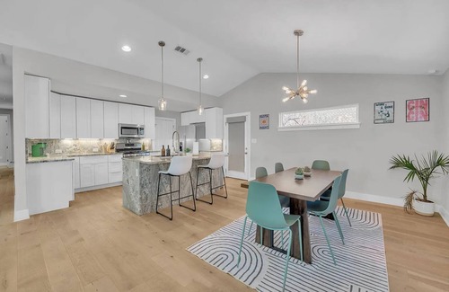 East MLK Casa | East Austin Getaway | 4BR | BBQ | Cowboy Pool | DT