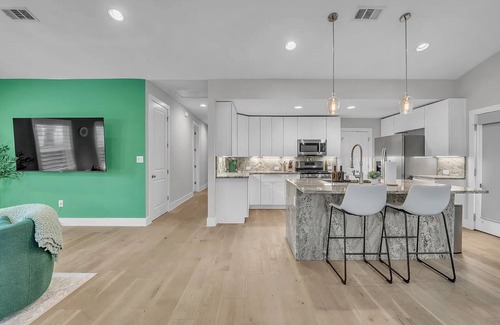 East MLK Casa | East Austin Getaway | 4BR | BBQ | Cowboy Pool | DT