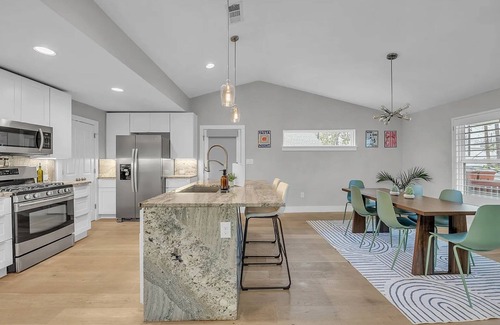 East MLK Casa | East Austin Getaway | 4BR | BBQ | Cowboy Pool | DT