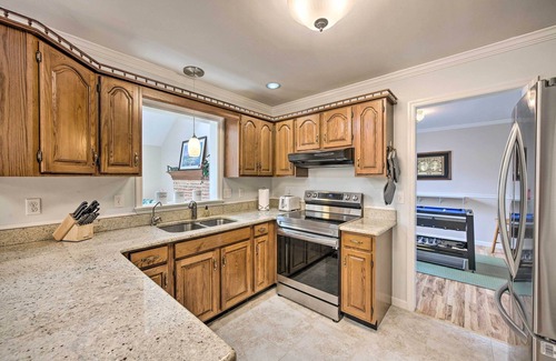 East Earl Casa | East Earl Retreat w/ Hot Tub < 4 Mi to Town!