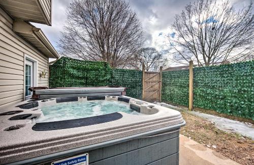 East Earl Casa | East Earl Retreat with Hot Tub Less Than 4 Mi to Town!