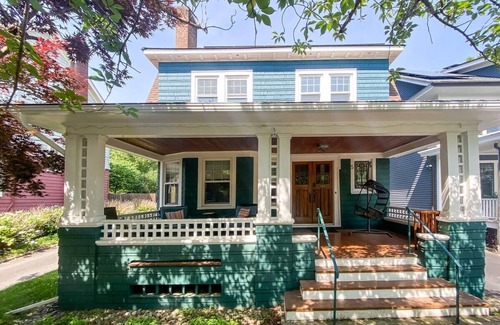 Newburgh Casa | East End Cottage - Charming Family Home near Train