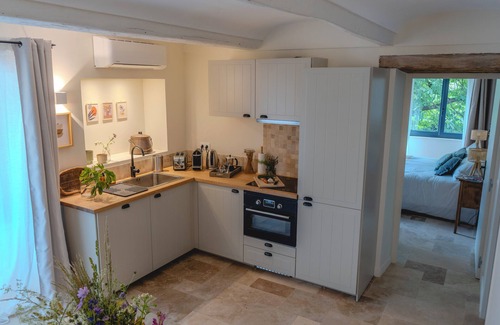 Saint-Julien-les-Rosiers Otro | East-facing hideaway for 4: AC, WiFi, Pool, Tennis, Spa, and tranquil charm ★