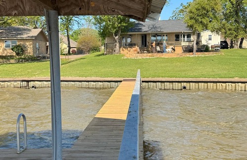 Kemp Casa | East facing - 3 bedroom, 3 bath home, with dock, large deck.AC and Wifi .