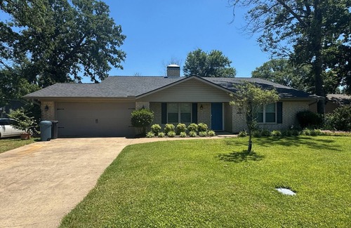 Kemp Casa | East facing - 3 bedroom, 3 bath home, with dock, large deck.AC and Wifi .
