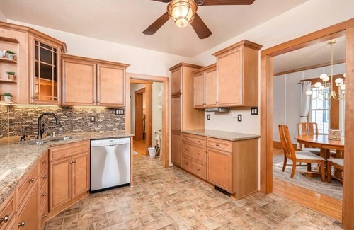 Oshkosh Casa | East Hall Park Escape - 3 Bedroom Family Home