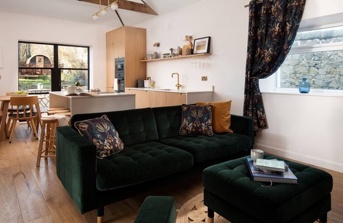 Belford Cabaña | East Lodge, Home Farm - holiday home that sleeps 5 guests in 2 bedrooms