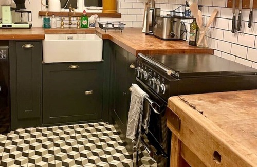Dalston Apartamento | East London Vintage Creative Victorian Maisonette Hackney