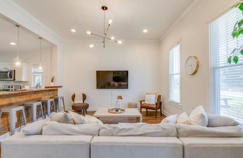 Greenwood Casa | East Nash Enclave – Movie Room – Private Yard