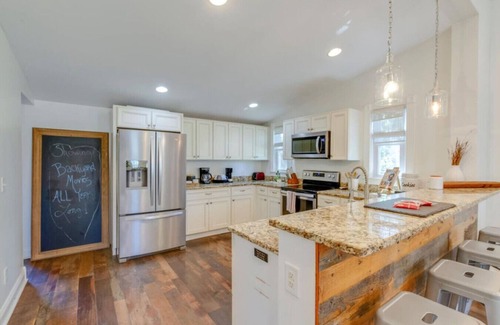 Greenwood Casa | East Nash Enclave – Movie Room – Private Yard