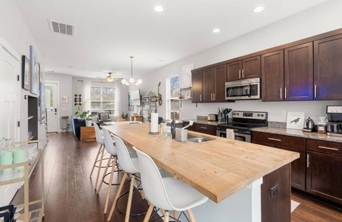 Inglewood Casa | East Nash Haven: Coffee, Cocktails, Sleeps 6!