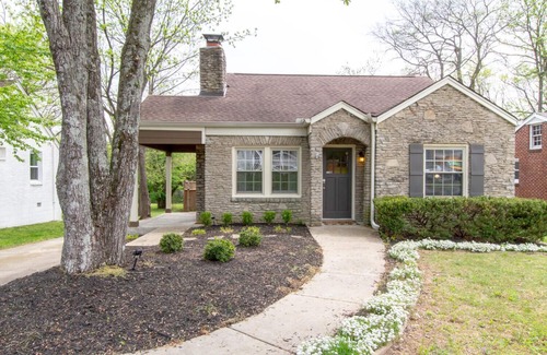 Nashville Casa | East Nashville Retreat— Large Pool — Outdoor Oasis