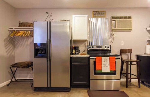 Lockeland Springs Cabaña | East Nashville - walk your dog to Downtown! Two short-end blocks to 5 Points!