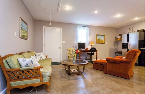 Lockeland Springs Cabaña | East Nashville - walk your dog to Downtown! Two short-end blocks to 5 Points!